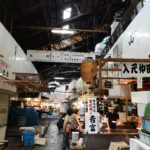 L'intérieur du marché aux poissons de Tsukiji