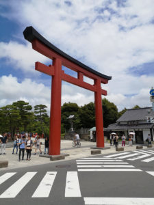 Un torii immense ouvre le Tsurugaoka Hachiman-gū.
