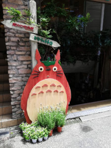 L'entrée de la boutique Ghibli près de la gare de Kamakura.