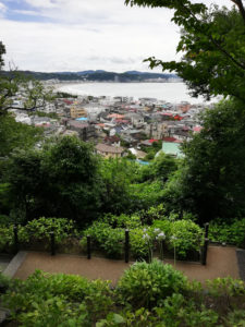 La vue sur la baie et Kamakura lorsqu'on prend de la hauteur à Hase Dera.