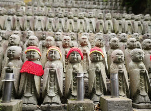 Remarquez le détail des sculptures des jizo...