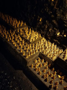 Des dizaines de petites statuettes dans la grotte dédiée à la déesse Benten-Kutsu.