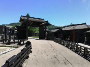 Les voyageurs passaient autrefois par le checkpoint de Hakone Sekisho lorsqu'ils empruntaient la route de Tokaido