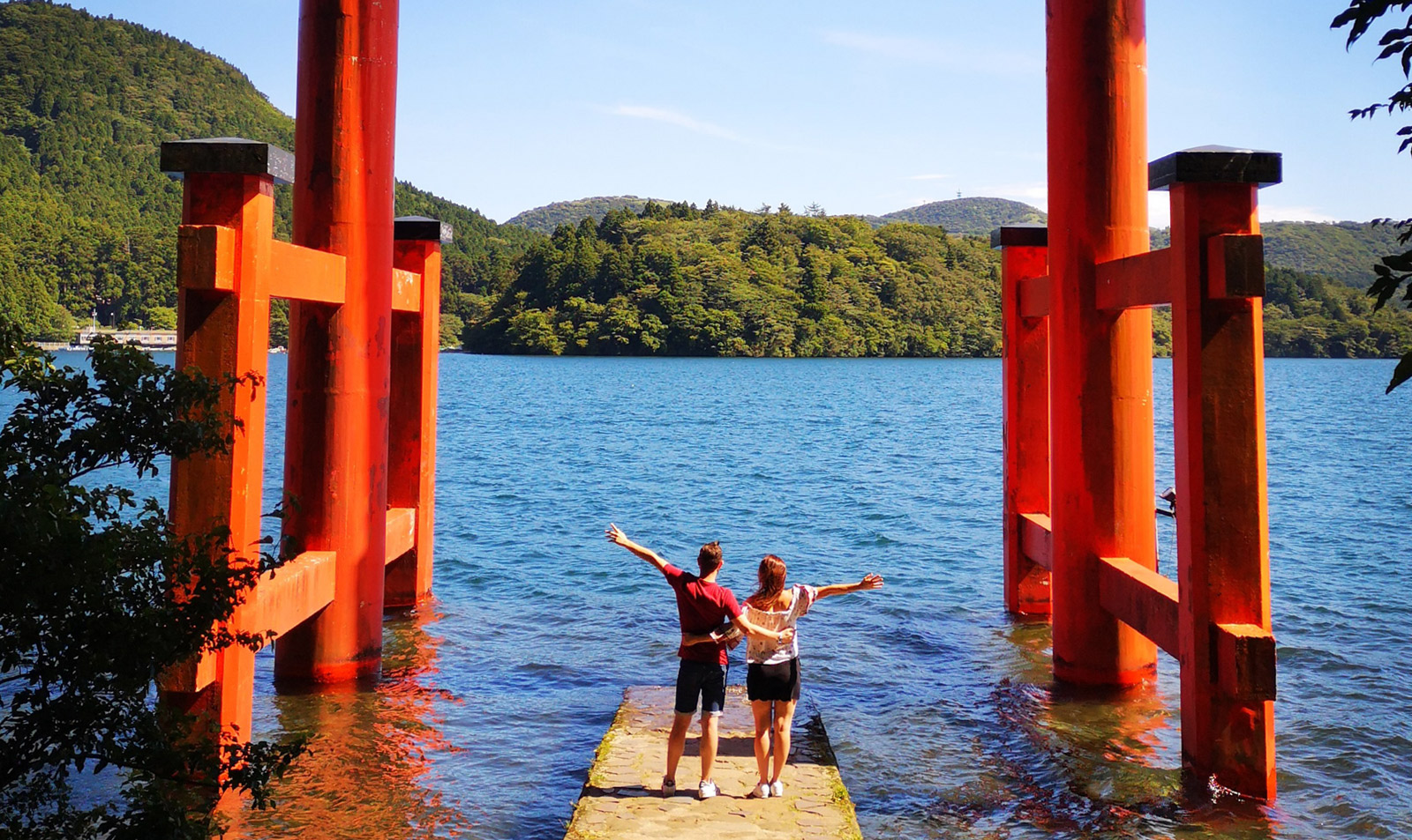 Le Heiwa torii sur les bords du lac Ashi à Hakone.