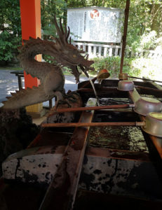 Les dragons bien présents à l'entrée de Hakone Jinja